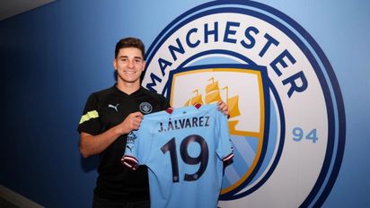 Julián Álvarez fue presentado ante una multitud en las afueras del estadio del City