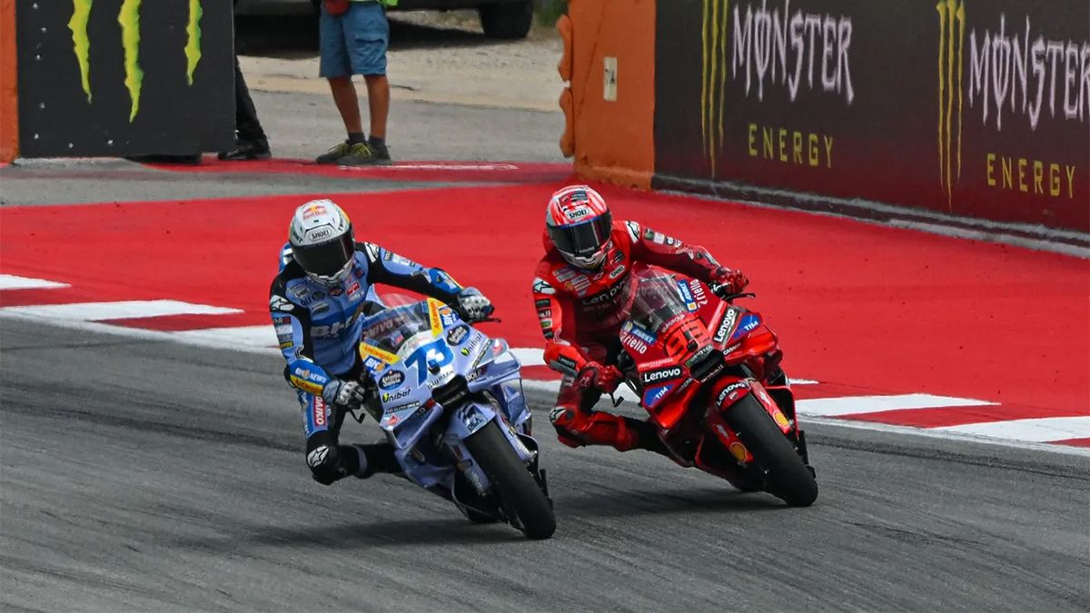 Los hermanos Alex y Marc Máquez en plena lucha durante el Gran Premio de Cataluña, donde se impuso Alex