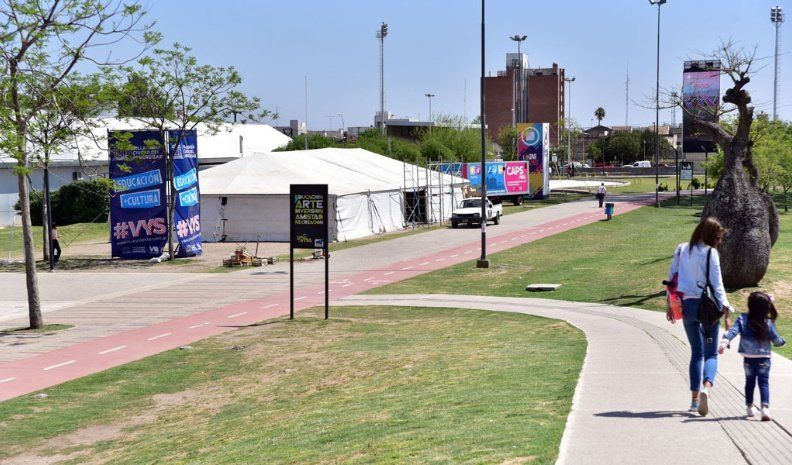 Las carpas listas y esperando a los visitantes.