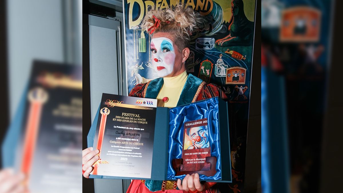 La payasa posando con su premio en el Festival Internacional de Circo y Magia.