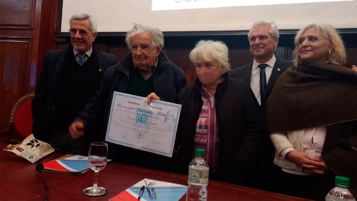 José Pepe Mujica recibió en Montevideo el título de Doctor Honoris Causa de la UNRC