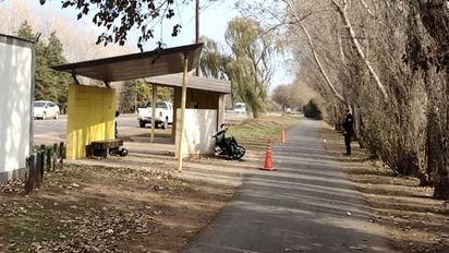 Un motociclista murió al impactar contra una garita de colectivos en Deheza