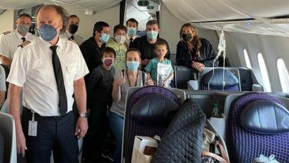 Tras llevar a Fede, aseguran el regreso del médico y el enfermero al país