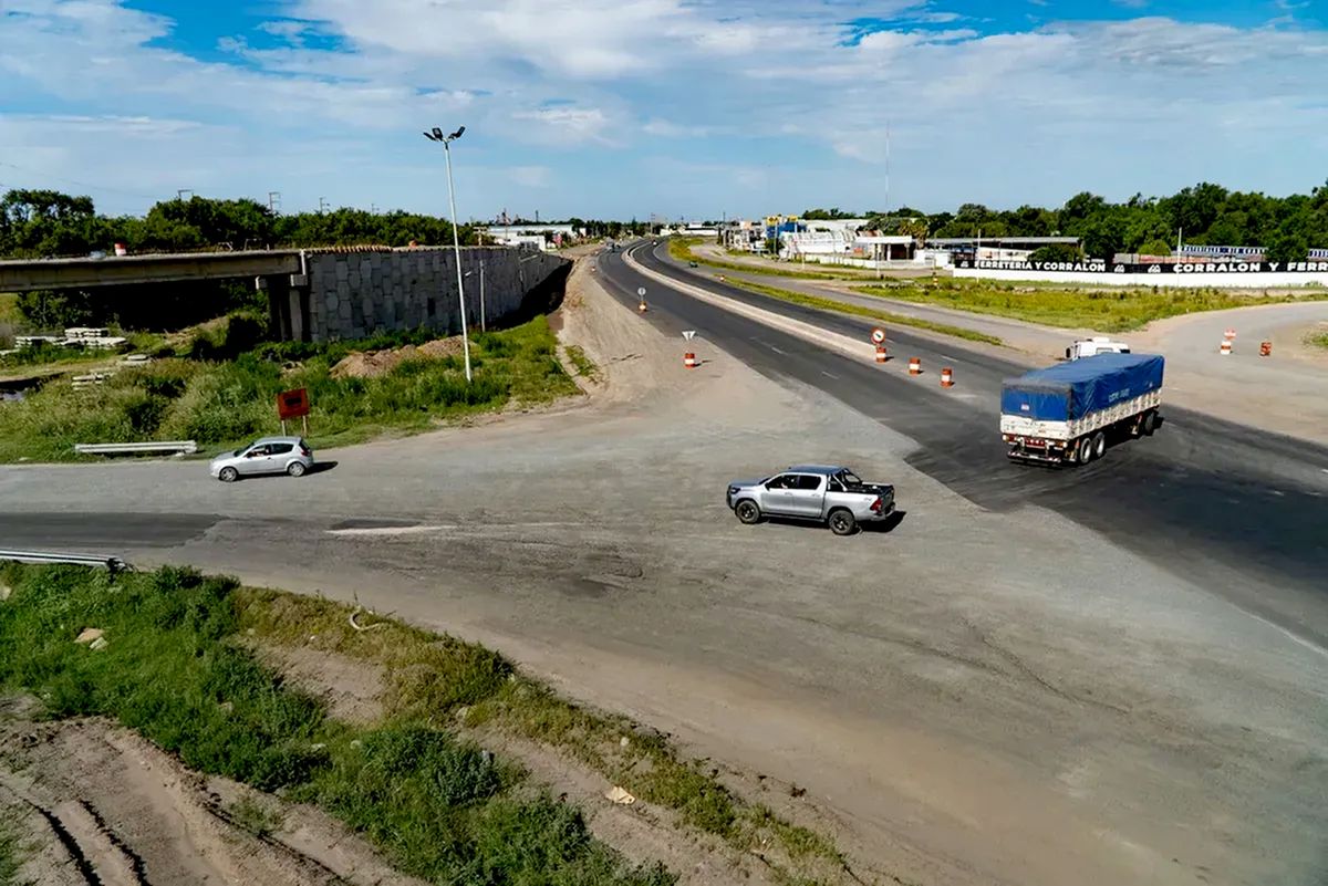 La Circunvalación de Río Cuarto es la obra pública más importante en la historia de la ciudad, que ya está en ejecución y traerá múltiples beneficios a los vecinos, integrando, comunicando y facilitando el tránsito y la seguridad vial, se señaló La Circunvalación de Río Cuarto es la obra pública más importante en la historia de la ciudad, que ya está en ejecución y traerá múltiples beneficios a los vecinos, integrando, comunicando y facilitando el tránsito y la seguridad vial, se señaló