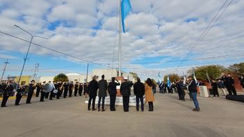 Intendentes del Gran Río Cuarto encabezaron el izamiento de la bandera en el marco del 25 de Mayo Intendentes del Gran Río Cuarto encabezaron el izamiento de la bandera en el marco del 25 de Mayo