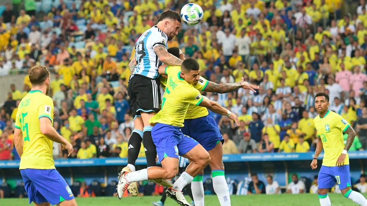 Nicolás Otamendi gana en la altura y marca el gol de Argentina sobre Brasil.