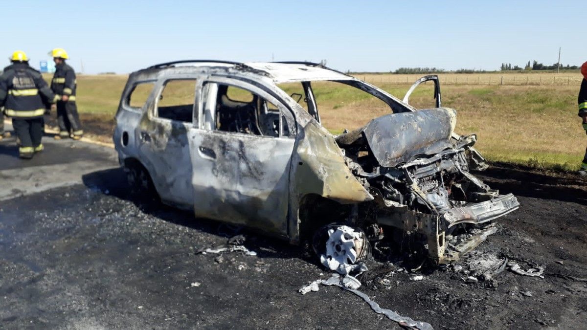 Un automóvil Chevrolet Spin se incendió tras chocar con un camión en Coronel Baigorria