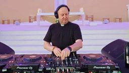 El padre Guilherme Peixoto, a cargo del homenaje a Francisco en la Plaza de Mayo.