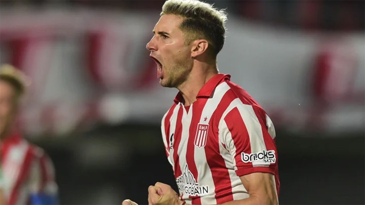 Lucas Alario festeja el gol, producto de un penal polémico.