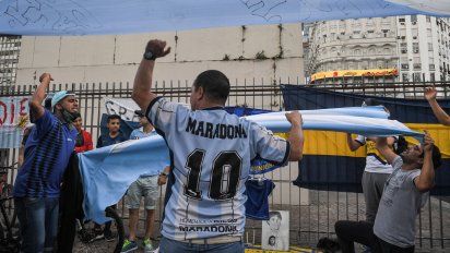 Desde Fiorito hasta Nápoles, los hinchas rinden homenaje a Maradona