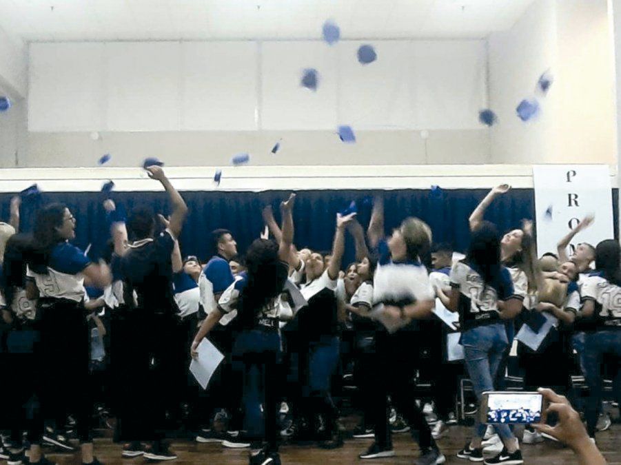 Foto de archivo de las promociones en establecimientos educativos. 