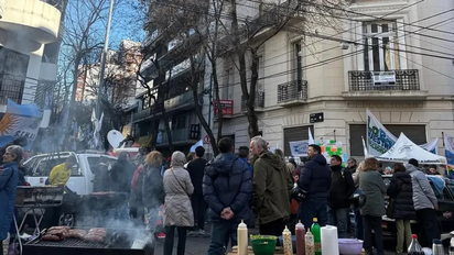 Desalojaron a militantes que acampaban frente al departamento de Cristina Kirchner en Constitución
