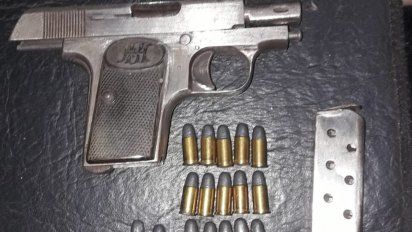Allanaron su casa por un caso de hurto y le secuestran una pistola semiautomática 