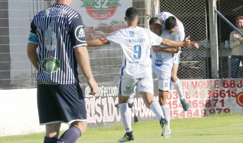 Los abrazos son para Facundo, el menor de los Quiroga, que con un tiro libre de alta categoría abrió el marcador en el 9 de Julio.