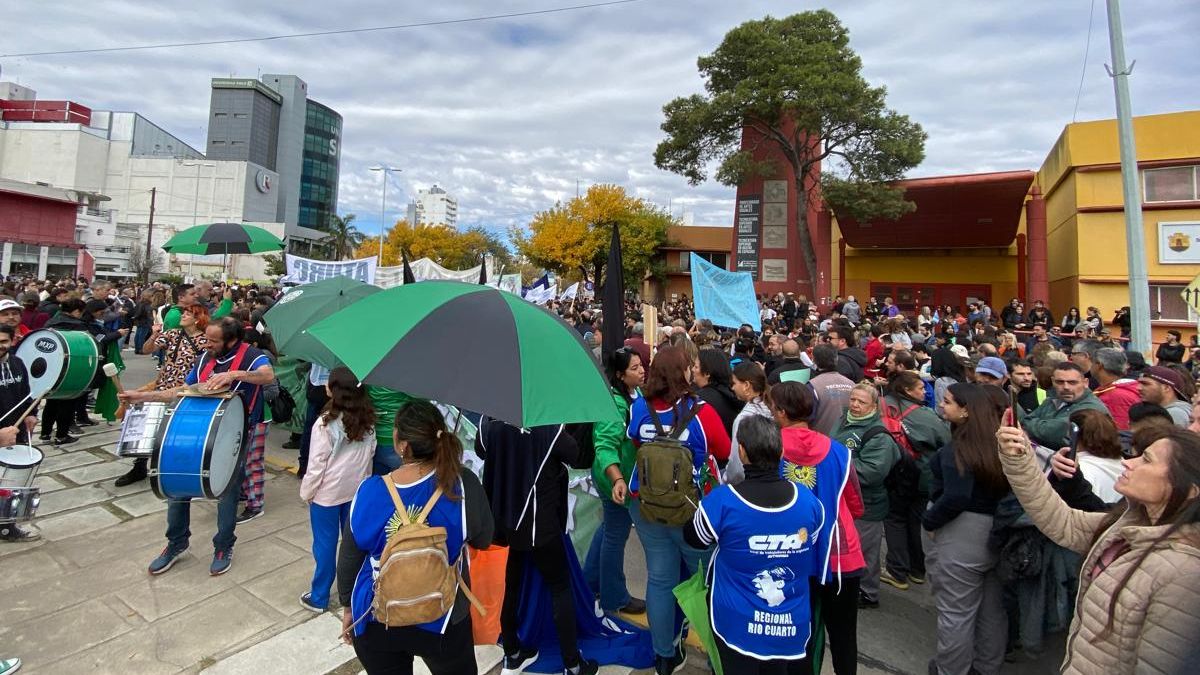 Multitudinaria marcha en defensa de la educación pública