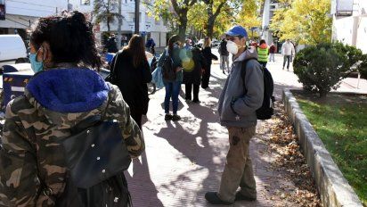 Sin inconvenientes, comenzó el pago del Ingreso Familiar de Emergencia