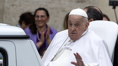 El Papa dio la bendición pascual y pidió