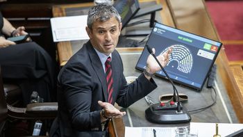 “Inventan cualquier estupidez respecto de esto porque lo que quieren hacer es debilitar al Gobierno, sostuvo Menem “Inventan cualquier estupidez respecto de esto porque lo que quieren hacer es debilitar al Gobierno, sostuvo Menem