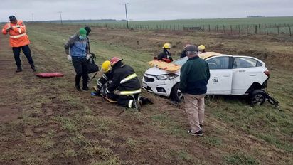 Dos heridas al volcar un taxi de San Juan en la ruta 7 en Washington