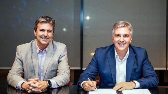 El gobernador Llaryora firma el proyecto que ya está en la Legislatura, junto al ministro Sibilla. El gobernador Llaryora firma el proyecto que ya está en la Legislatura, junto al ministro Sibilla.