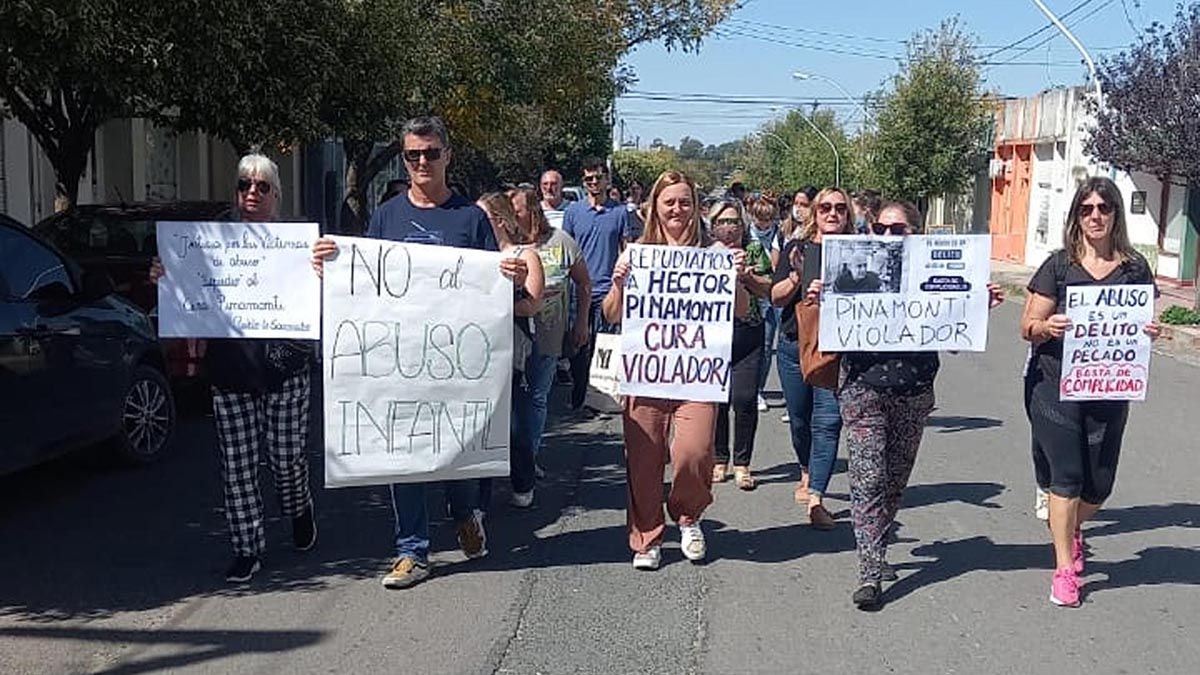 Vecinos de Sampacho marcharon contra el sacerdote Héctor Pinamonti