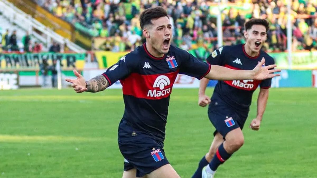 Lucas Besozzi celebrando el segundo de Tigre ante Aldosivi.