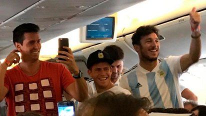 El himno en el avión