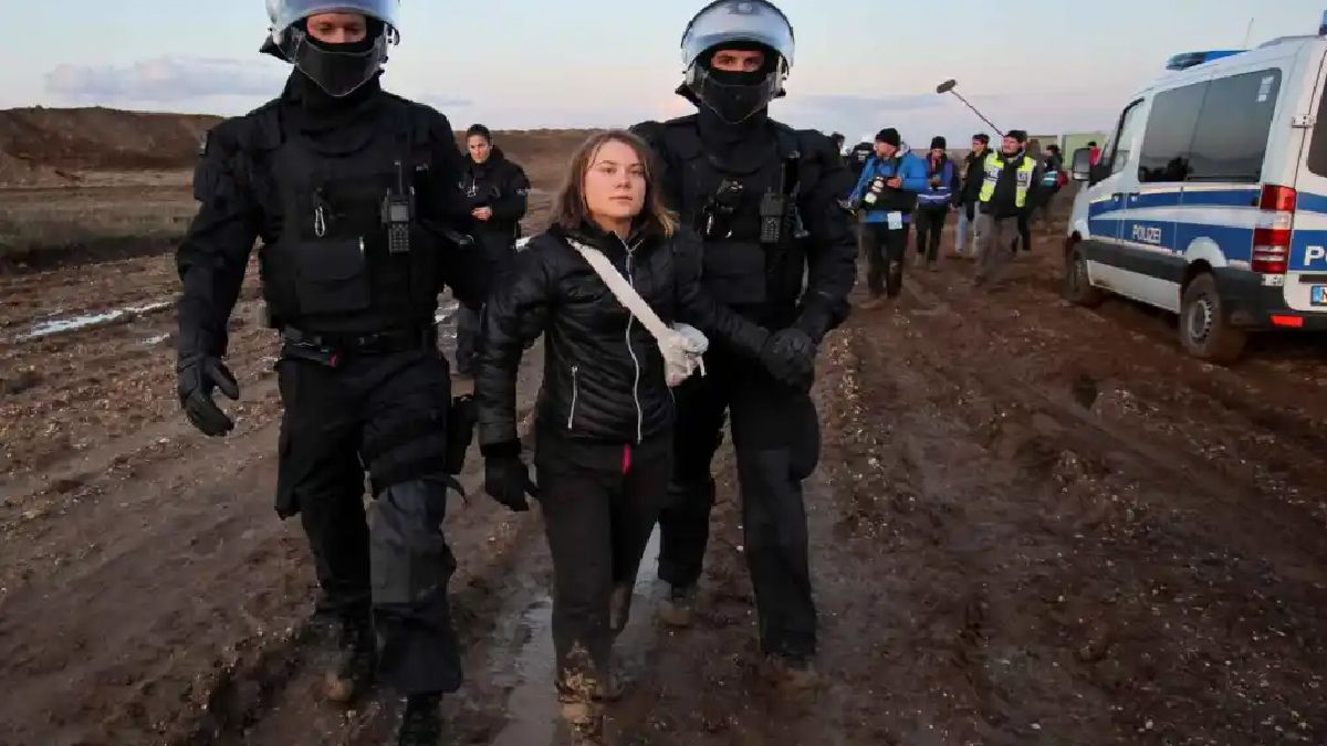 Greta Thunberg al ser detenida ayer en Alemania.