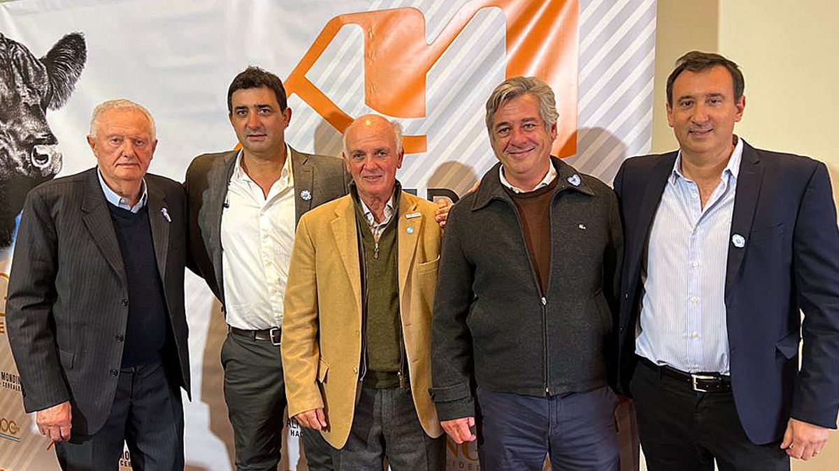 Alfredo S. Mondino junto a sus hijos Roberto y Marcos fueron reconocidos por el presidente de la Asociación Angus Argentina