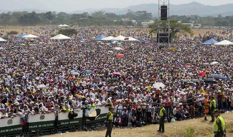 El antagonismo que divide a los venezolanos quedó expuesto ayer a lo largo de un puente fronterizo con Colombia, donde en cada uno de los extremos chavistas y antichavistas asistieron a festivales musicales en medio de los ruegos de la ONU para que no est