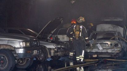 Un auto se quemó por completo y otros cuatro, afectados tras incendiarse un taller