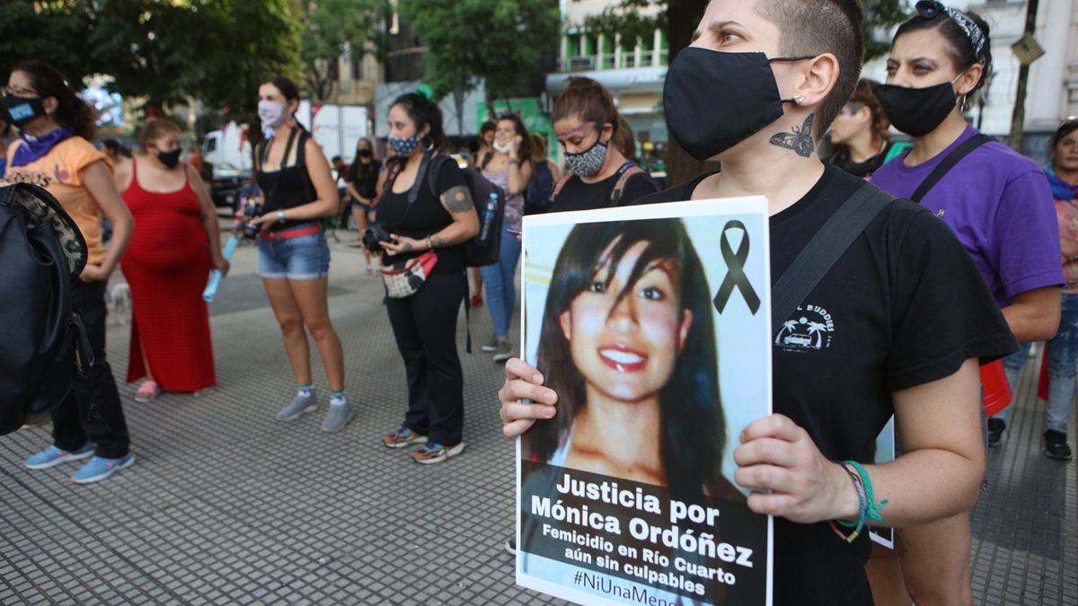 Los rostros de las víctimas de femicidio estuvieron presentes en la movilización.