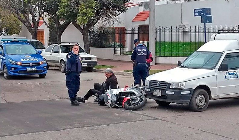 El motociclista pudo reponerse por sus propios medios tras la colisión.