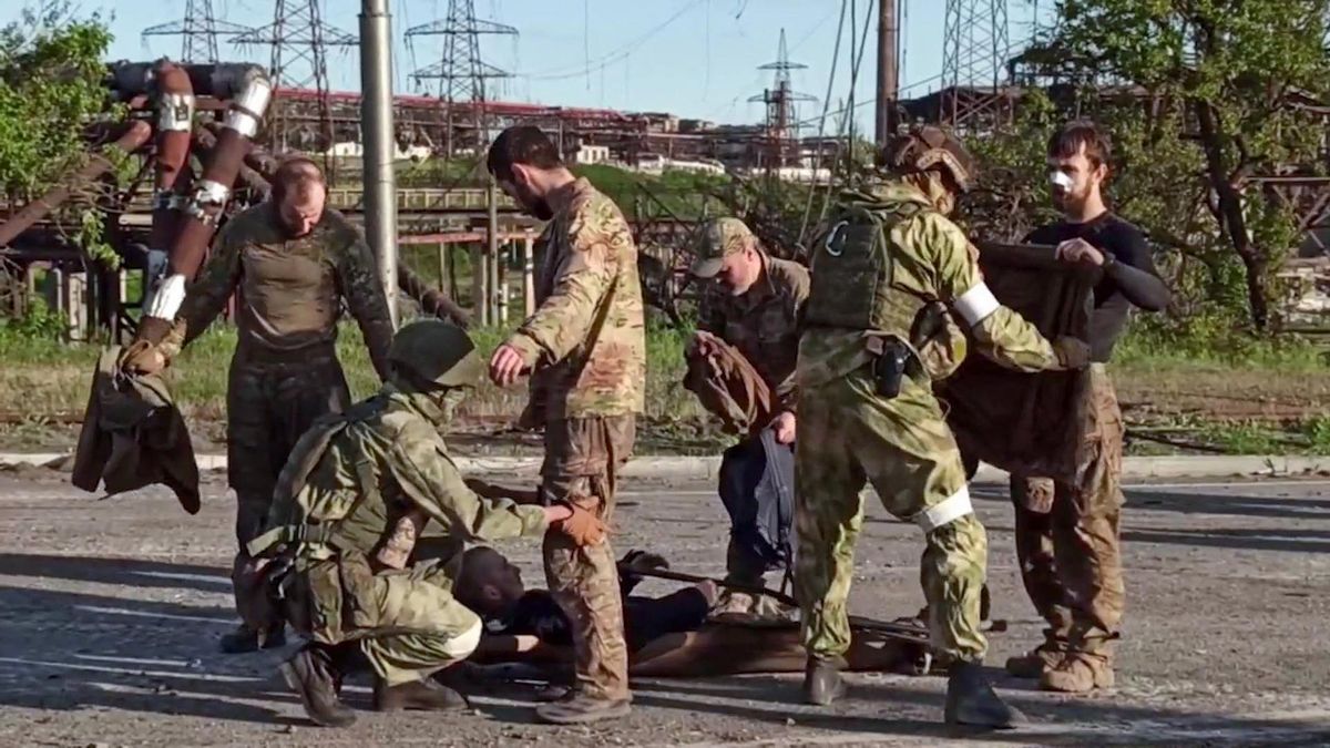 Soldados de Ucrania se entregan a efectivos rusos en la acería.