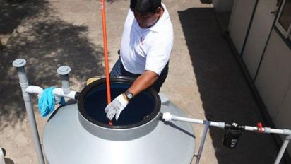 ¿Por qué es importante limpiar periódicamente el tanque de agua?