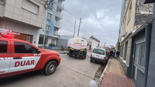 Un incendio en calle María Olguín dejó tres personas hospitalizadas y daños materiales Un incendio en calle María Olguín dejó tres personas hospitalizadas y daños materiales