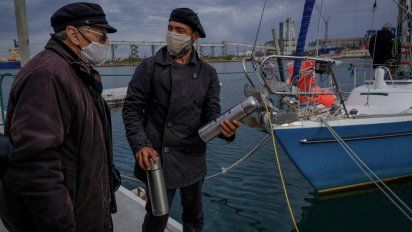 Cruzó el Atlántico en velero para festejar con su papá de 90 años