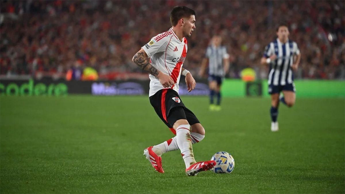 Franco Mastantuono controla la pelota en posición ofensiva en el encuentro en que River y Talleres empataron 1-1 en el Más Monumental