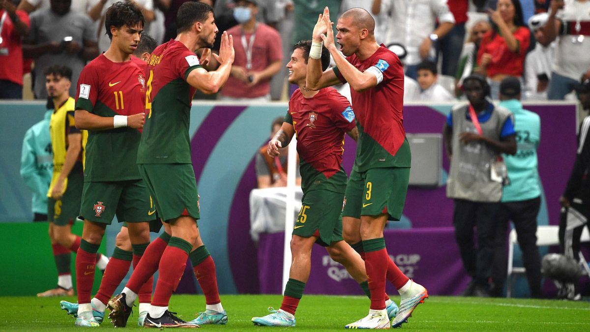 El equipo portugués festeja su pase a cuartos de final luego de vencer a Suiza por 6-1