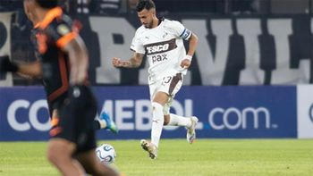 El defensor Ignacio Vázquez, pilar de Platense en las últimas temporadas, controla la pelota en el encuentro ante Corinthians.