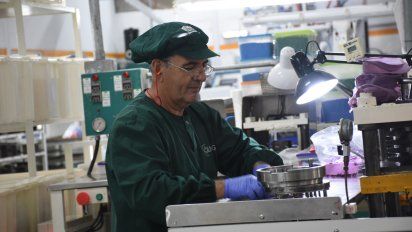 La producción industrial cayó 6,9% interanual en julio y la construcción retrocedió 12,9%
