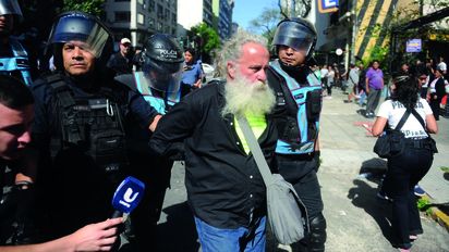 Detuvieron a dos personas durante protesta de organizaciones sociales rumbo a Plaza de Mayo