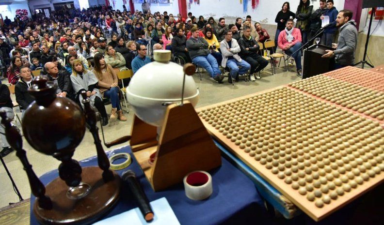 Realizaron el primer sorteo del PASU III; Gill anunció la incorporación de 102 terrenos más