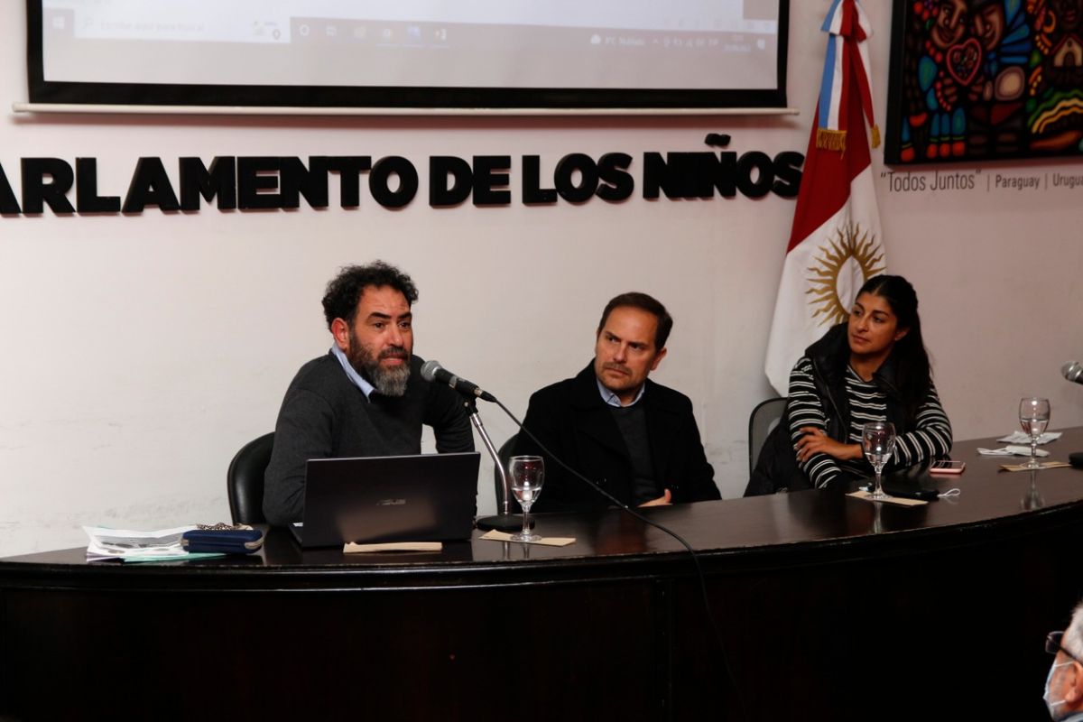 Rafael Klejer en el Centro Cultural Comunitario Leonardo Favio junto al intendente Martín Gill y la secretaria de Inclusión Social y Territorio Celeste Curetti.