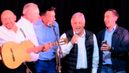 Entre locro y arenga política, Llaryora cantó zambas en una Fénix repleta