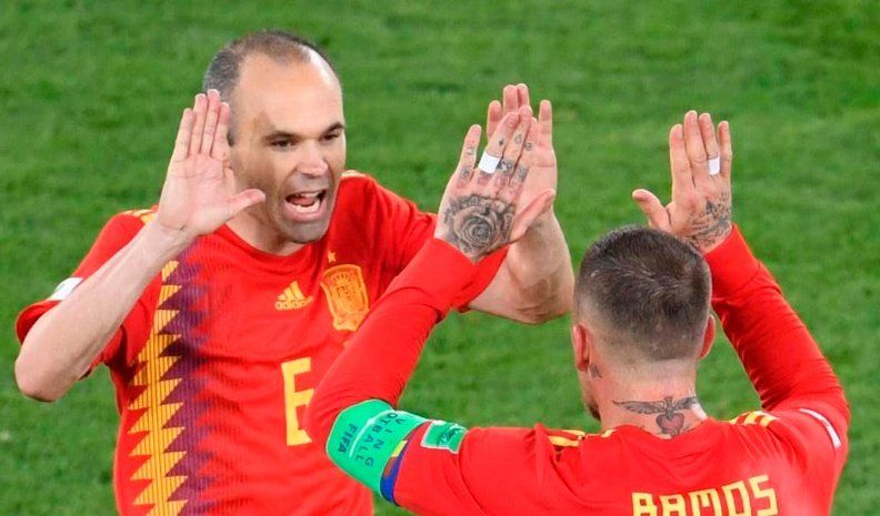 España empató y clasificó primero