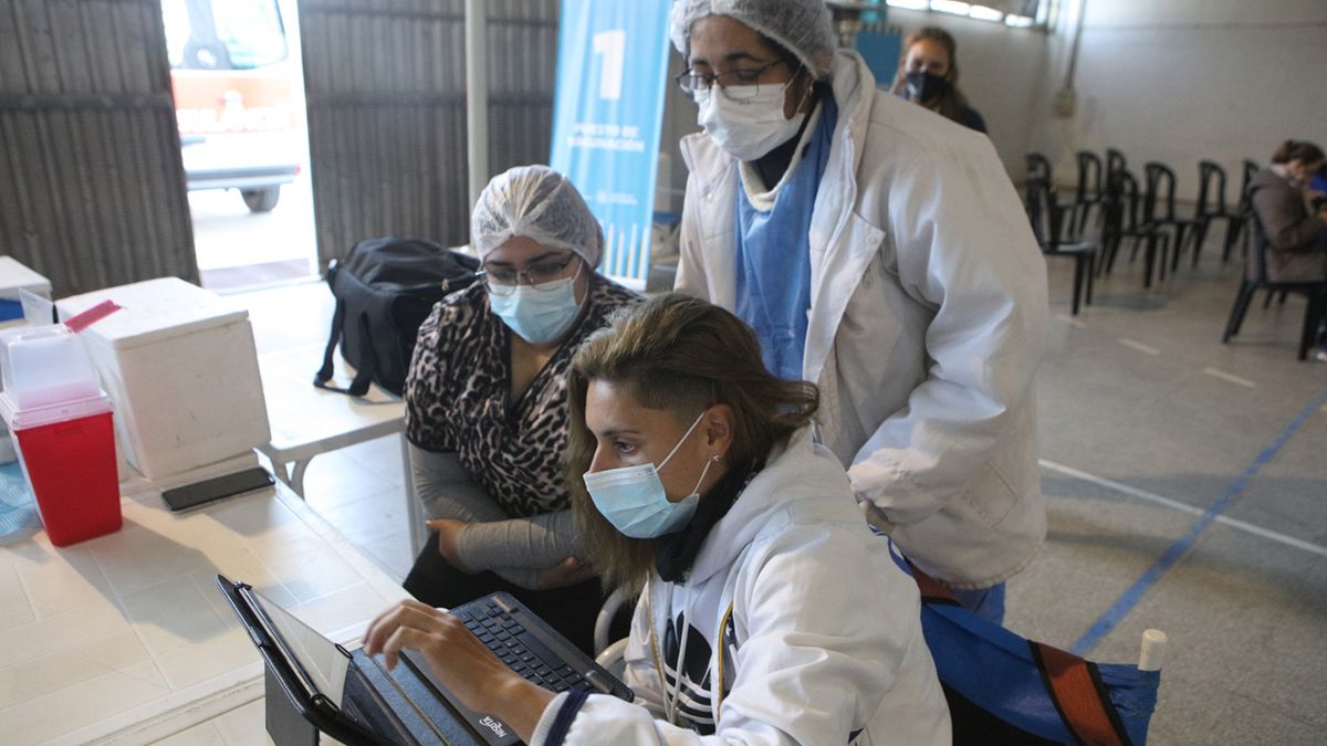 El plan de vacunación avanza en el Polideportivo Municipal N° 2.