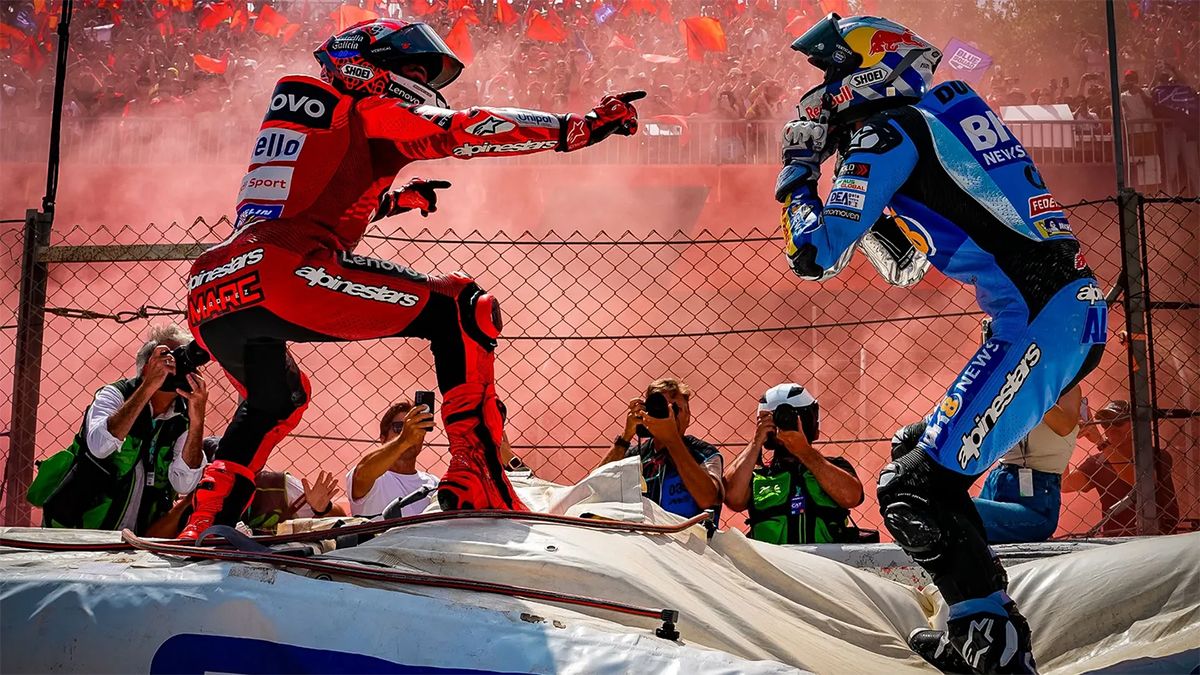 El festejo de los hermanos (catalanes) Marc y Alex Márquez luego del triunfo del menor en el Gran Premio de Cataluña