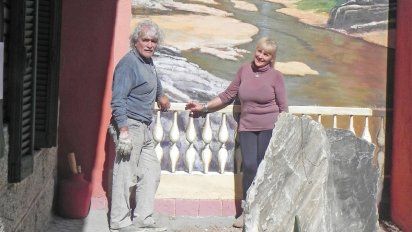 Achiras: los artistas que atrapan con sus obras pintadas en las paredes de su casa