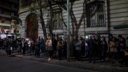 Allanaron departamentos del edificio de Cristina